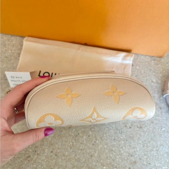 🩷sold🩷Louis Vuitton Mini Bumbag By the Pool - Picture 4 of 15